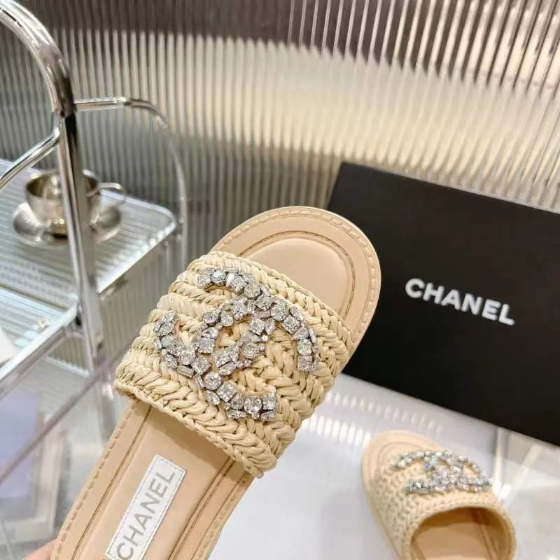 👟👟Ex-factory price 520👟👟 [Ready stock] 𝐂𝐡an𝐞𝐥 23 hot items! bing bing 23 early spring vacation series, the most beautiful rhinestone woven slippers, everyone is crazy to stock up, they are all crazy, it is really long grass, leisurely charm, close your eyes and enter the series!  💭Color: Black/Apricot/White 💭Upper: The upper is made of imported raffia and is fully hand-woven and very comfortable! The hand-made diamond jewelry is sparkling enough 💭Inner pads: imported sheepskin lining and pads 💭Outsole: genuine leather outsole (complex leather outsole with ten grooves and stitching, very particular about material workmanship) 💭Code number: 35-42 (41 and 42 are custom-made and cannot be returned or exchanged)